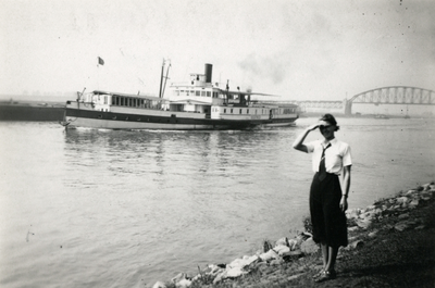 845156 Afbeelding van de raderboot Siegfried die vaart van Rotterdam naar Duitsland met op de achtergrond de spoorbrug ...